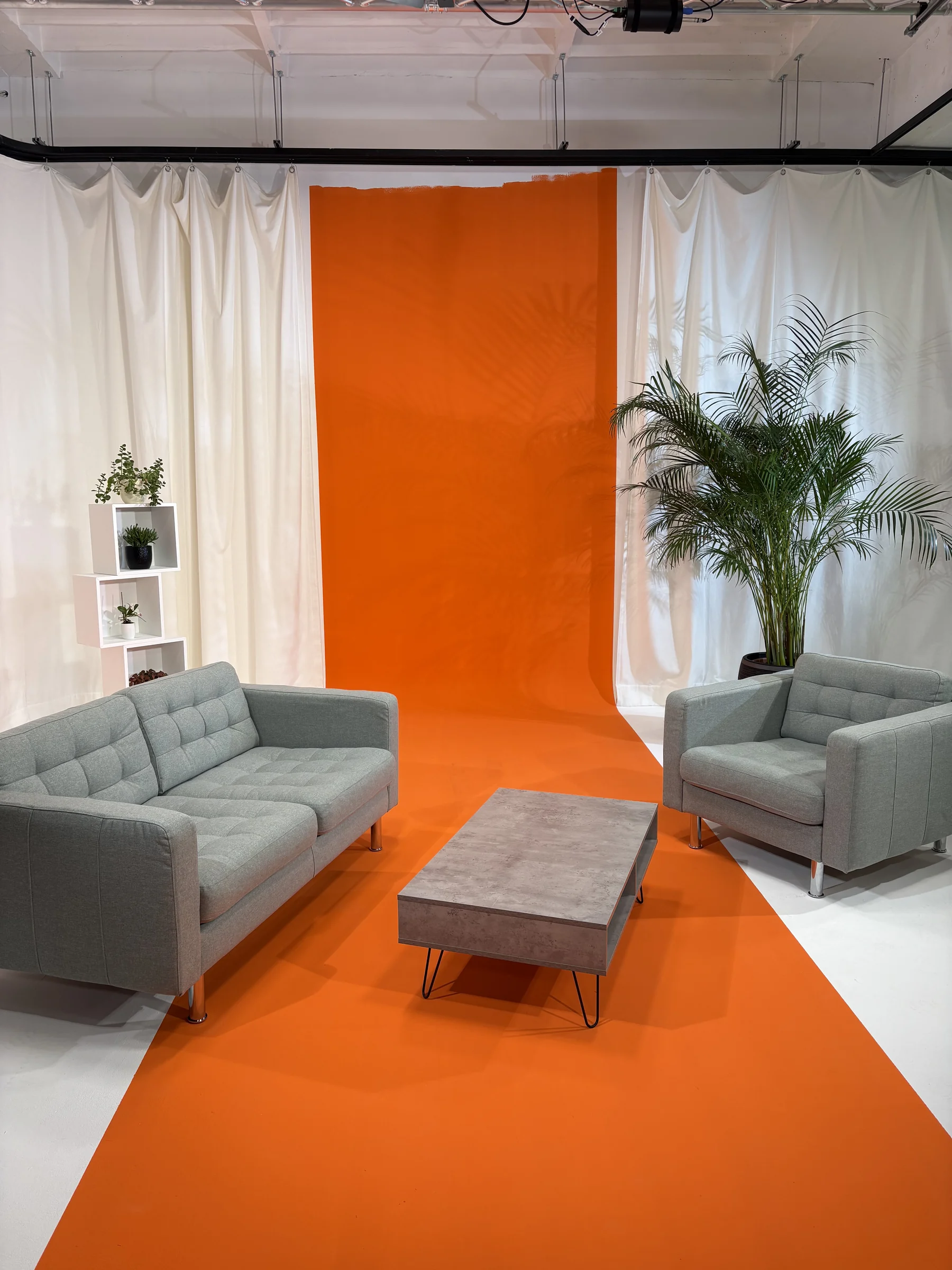 Jägerwald Studio mit oranger Wand und Sesseln